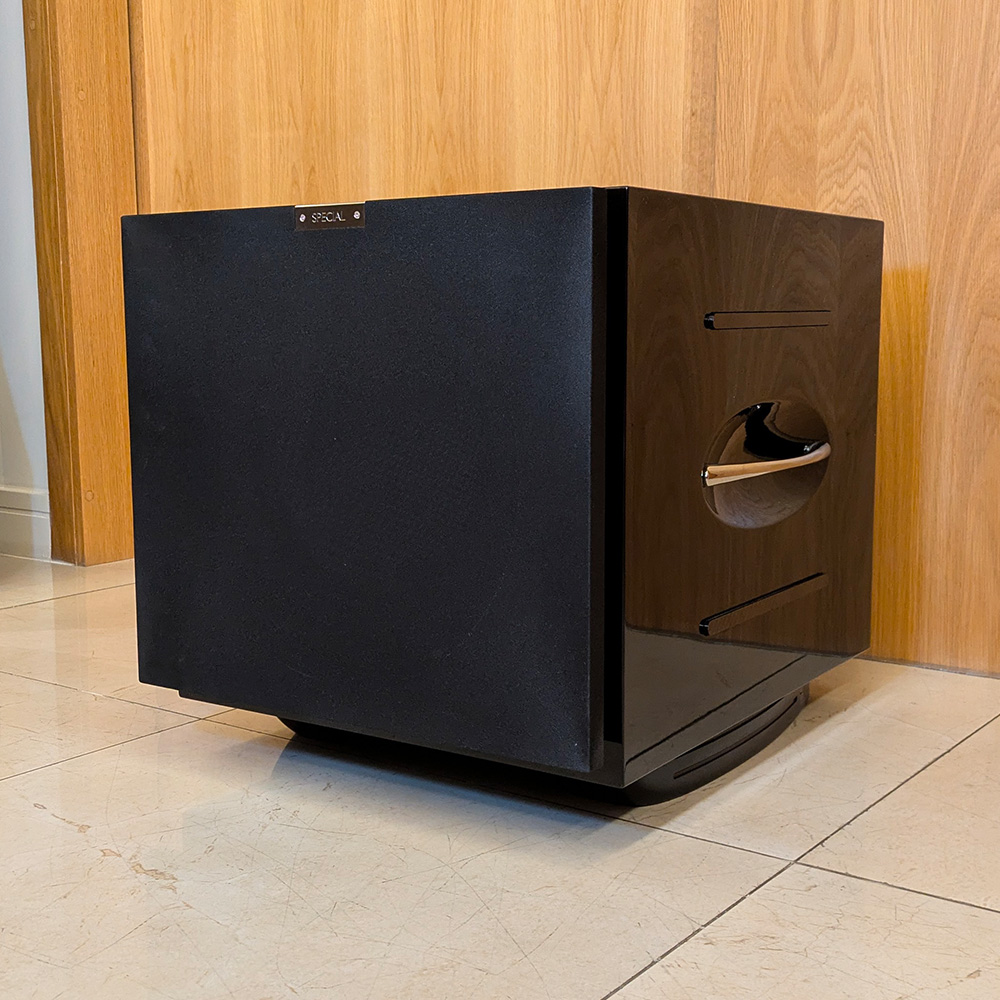 REL Carbon Special subwoofer